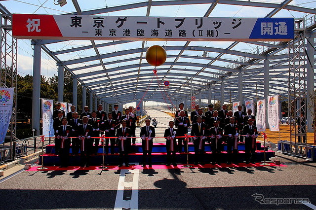 東京ゲートブリッジ開通…トヨタ2000GTソーラーEVが渡り初め