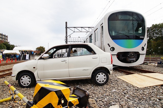 大地震発生時、慌ててアクセルを踏み込んで踏切内へ進入したクルマと、通過列車が衝突した…という設定で訓練が行われた。