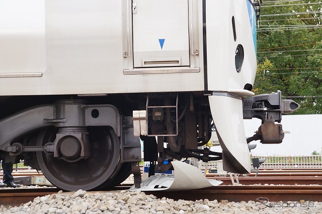クルマは列車に押し出されて大破。脱線は免れたが、下部にクルマの一部を巻き込んでしまい、列車も走行継続が困難な状況に。