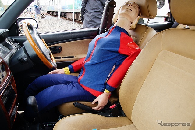 クルマの運転者は意識不明に近く、呼びかけには明確に反応しない。