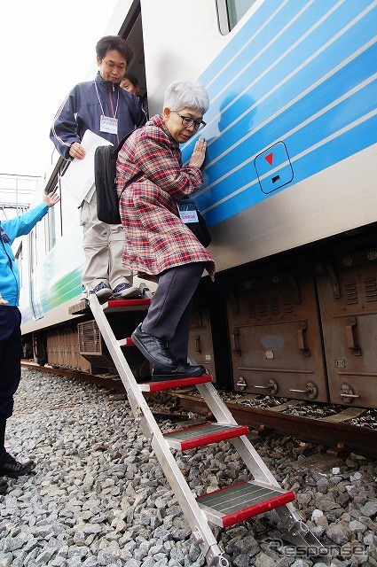こちらは列車の床下に格納されている非常用はしご。こちらの方がステップの幅も広く、降りやすかった。