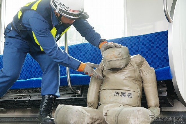 到着した消防隊員が救出作業を開始する。