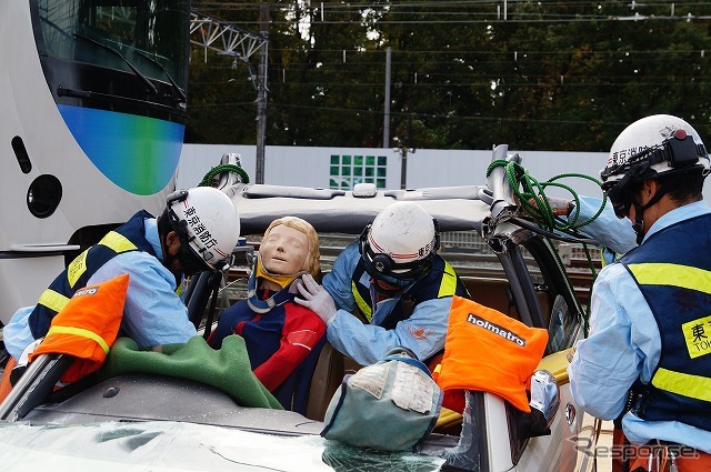 屋根を除去しなくてはならい規模の場合、足などが車体に挟まれるケースもあり、実際にはかなりの時間を要することもあるようだ。