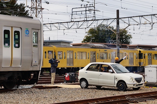 列車と衝突したクルマは踏切設備も破壊。乗務員が発炎筒を焚いて周囲に事故発生を知らせる。
