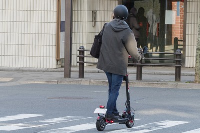 右折レーンから右折は違法？合法？「電動キックボード」のルールをおさらい【岩貞るみこの人道車医】 画像