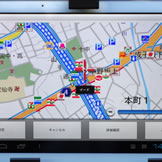 タブレットはXGA（1024×768ピクセル）やWXGA（1280×800ピクセル）という画面解像度が一般的で、通常のカーナビ専用機を凌ぐきめ細かさ。地図やメニューなど、見た目の質感は高い