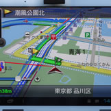案内画面。左上に大きく表示される交差点の右左折案内やレーン表示に加えて、高速道路IC/JCTの拡大イラストやETCレーンも表示。ルートは緑の太い線で描かれるので見やすさにも配慮されている
