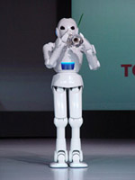トヨタ・パートナーロボットがラッパを吹く