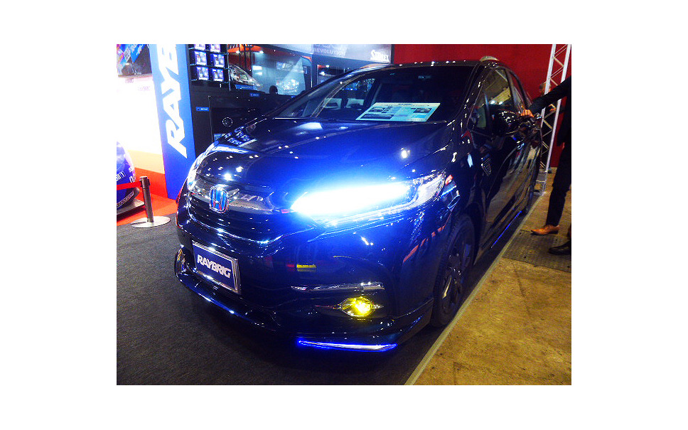 東京オートサロン16 Raybrig ホンダ シャトル 向けライティングキット試作品を比較展示 2枚目の写真 画像 レスポンス Response Jp 東京オートサロン16 Raybrig ホンダ シャトル 向けライティングキット試作品を比較展示 2枚目の写真 画像 レスポンス Response Jp