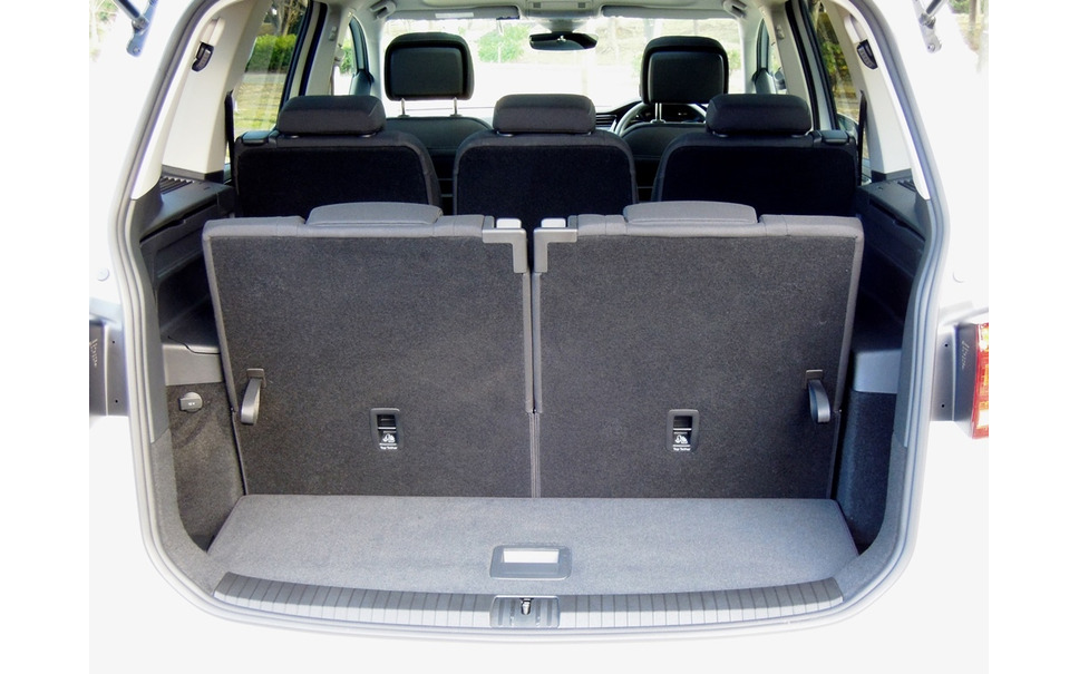 Vw ゴルフトゥーラン 新型 フルフラットシートでワゴンのような使い方も可 新旧パッケージング比較 ラゲッジ編 7枚目の写真 画像 レスポンス Response Jp
