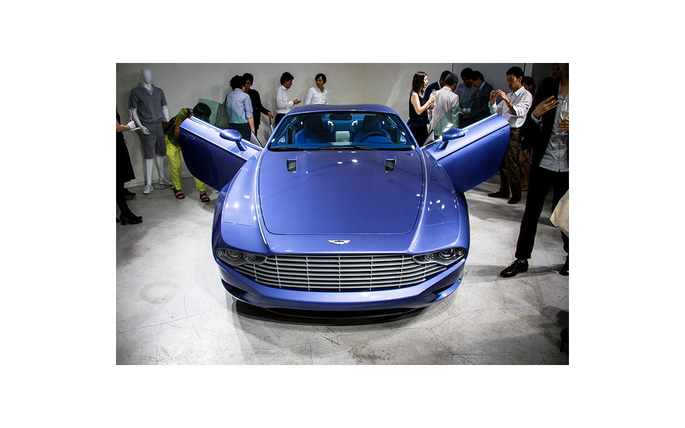 「コスチューム ナショナル」がデザインした世界に1台の特別車「アストンマーチン DBS クーペ ザガート センテニアル」