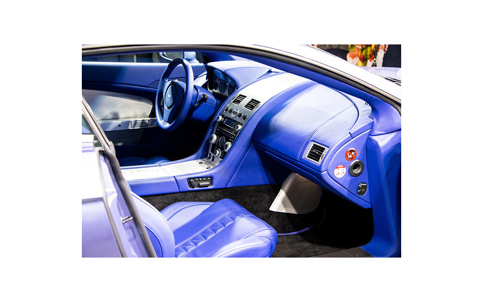 「コスチューム ナショナル」がデザインした世界に1台の特別車「アストンマーチン DBS クーペ ザガート センテニアル」