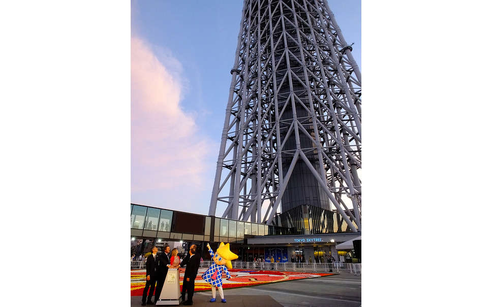 花じゅうたんに特別ライティング ベルギー色に染まる東京スカイツリー フォトレポート 5枚目の写真 画像 レスポンス Response Jp 花じゅうたんに特別ライティング ベルギー色に染まる東京スカイツリー フォトレポート 5枚目の写真 画像 レスポンス Response Jp