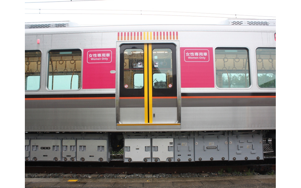 Jr西日本 大阪環状線の新型電車 323系 公開 斜めの発想 とり入れ 13枚目の写真 画像 レスポンス Response Jp