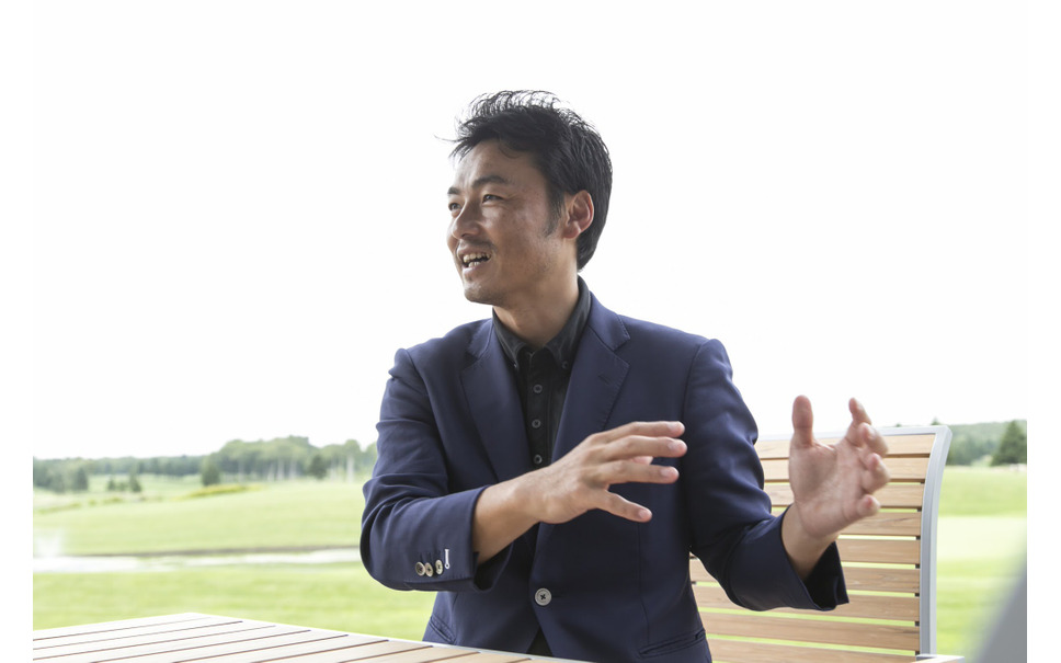 Lexus International レクサスブランドマネジメント部天野正秀氏「相反するものを互いに妥協させるのではなく、調和させることで更なる高みを目指し、新しい価値や感動を目指すというのがレクサスのDNAだ。安全で快適なだけではなくて、EmotionalでAmazingな走りが体験できるクルマ。広い居住性がありながら、しっかりとゴルフバッグが積めるクルマ。レクサスはそんなクルマ、そしてそれを象徴する体験の提供を目指している。」(LEXUSで行く ネスレマッチプレーレクサス杯 サタデープロアマコンペ&観戦ツアー)