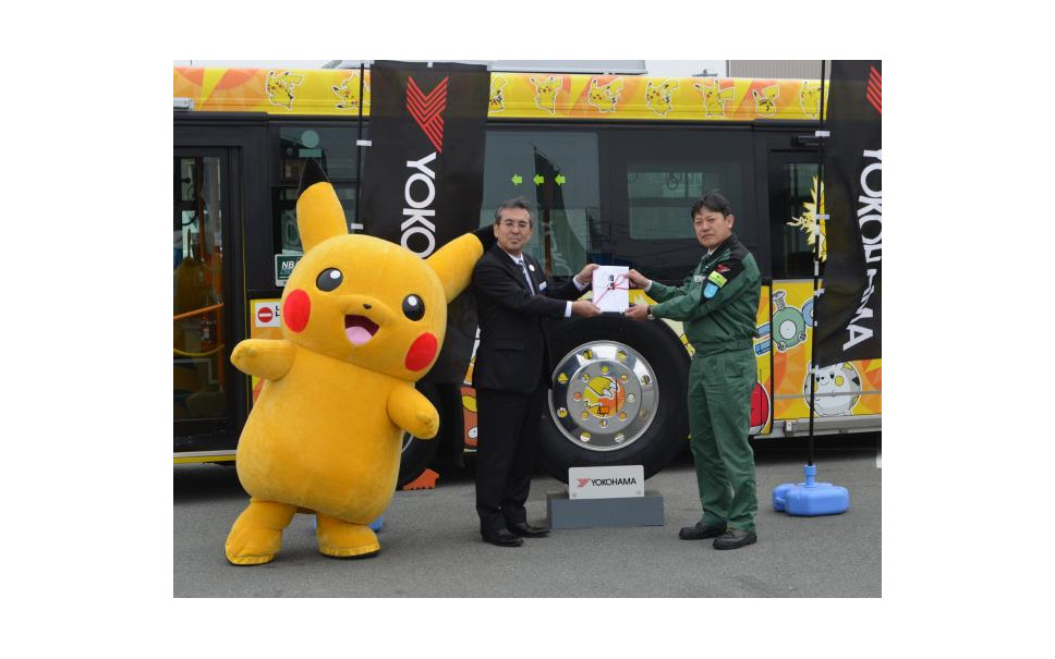 横浜ゴム 三重交通のポケモン大型evバスに低燃費タイヤを寄贈 1枚目の写真 画像 レスポンス Response Jp