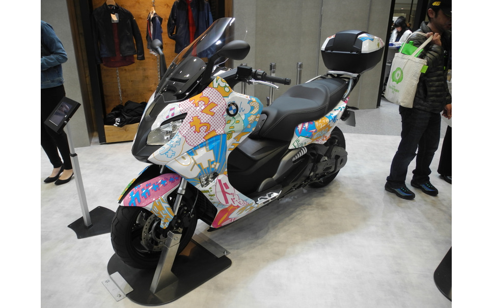 昭和女子大学の学生がラッピングデザインしたバイク