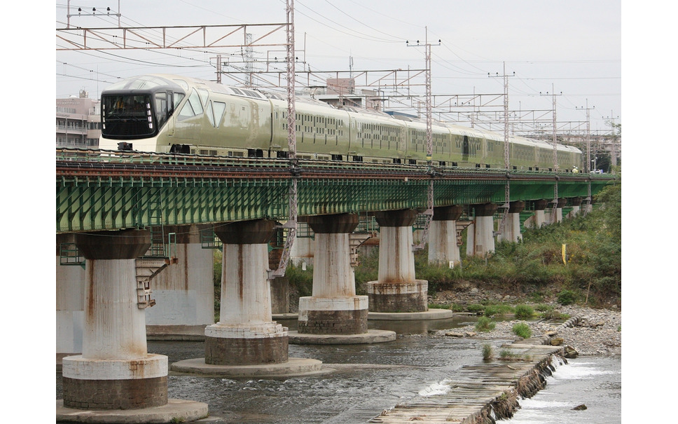 中央本線を試運転走行する『四季島』。5月1日からいよいよ営業運転が始まる。