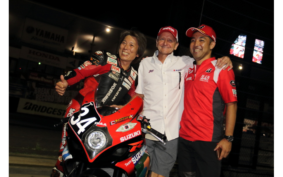 鈴鹿8耐 ヨシムラの歴代優勝バイク ライダーが競演 前夜祭で夢のデモラン 11枚目の写真 画像 レスポンス Response Jp 鈴鹿8耐 ヨシムラの歴代優勝バイク ライダーが競演 前夜祭で夢のデモラン 11枚目の写真 画像 レスポンス Response Jp