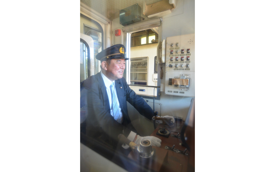 石破氏 人生初の列車運転体験を満喫 高千穂あまてらす鉄道 1枚目の写真 画像 レスポンス Response Jp 石破氏 人生初の列車運転体験を満喫 高千穂あまてらす鉄道 1枚目の写真 画像 レスポンス Response Jp