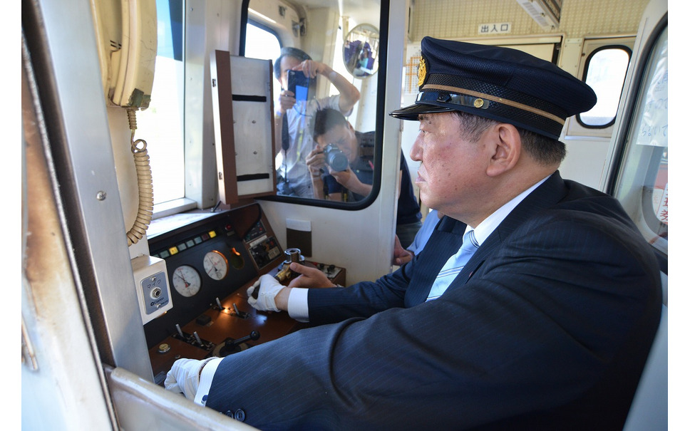 石破氏 人生初の列車運転体験を満喫 高千穂あまてらす鉄道 2枚目の写真 画像 レスポンス Response Jp 石破氏 人生初の列車運転体験を満喫 高千穂あまてらす鉄道 2枚目の写真 画像 レスポンス Response Jp