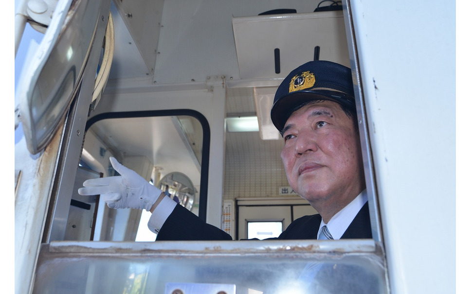 石破氏 人生初の列車運転体験を満喫 高千穂あまてらす鉄道 4枚目の写真 画像 レスポンス Response Jp 石破氏 人生初の列車運転体験を満喫 高千穂あまてらす鉄道 4枚目の写真 画像 レスポンス Response Jp
