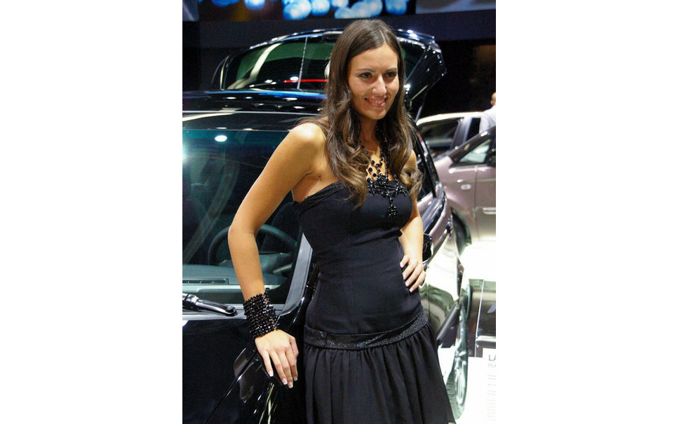 フランクフルトモーターショー07 ラテン美女が何人も コンパニオン写真蔵 14枚目の写真 画像 レスポンス Response Jp