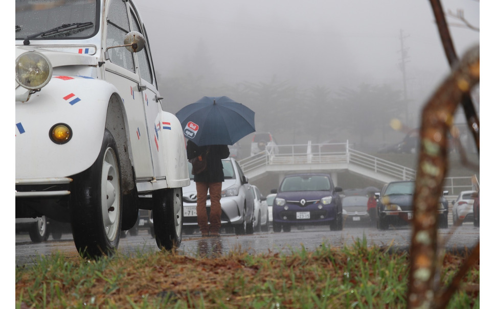 大雨にもかかわらず新旧フランス車が集合 第31回フレンチブルーミーティング 2枚目の写真 画像 レスポンス Response Jp