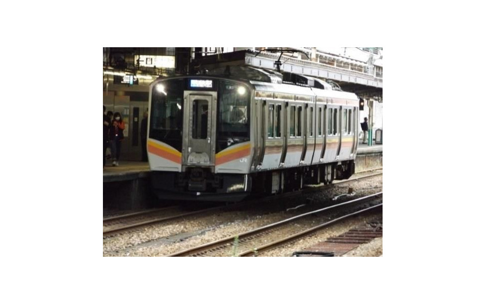 「sustina」とは、総合車両製作所の前身である東急車輌製造と東京急行電鉄が共同で開発したオールステンレス製車両のブランドで、写真のJR東日本E129系電車にも導入されている。しなの鉄道の新車は、写真のE129系をイメージしている。