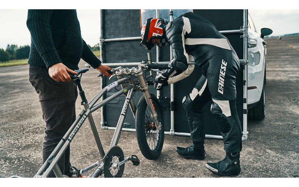 自転車で240km H 欧州最高速記録を達成 ポルシェのスリップストリーム 4枚目の写真 画像 レスポンス Response Jp