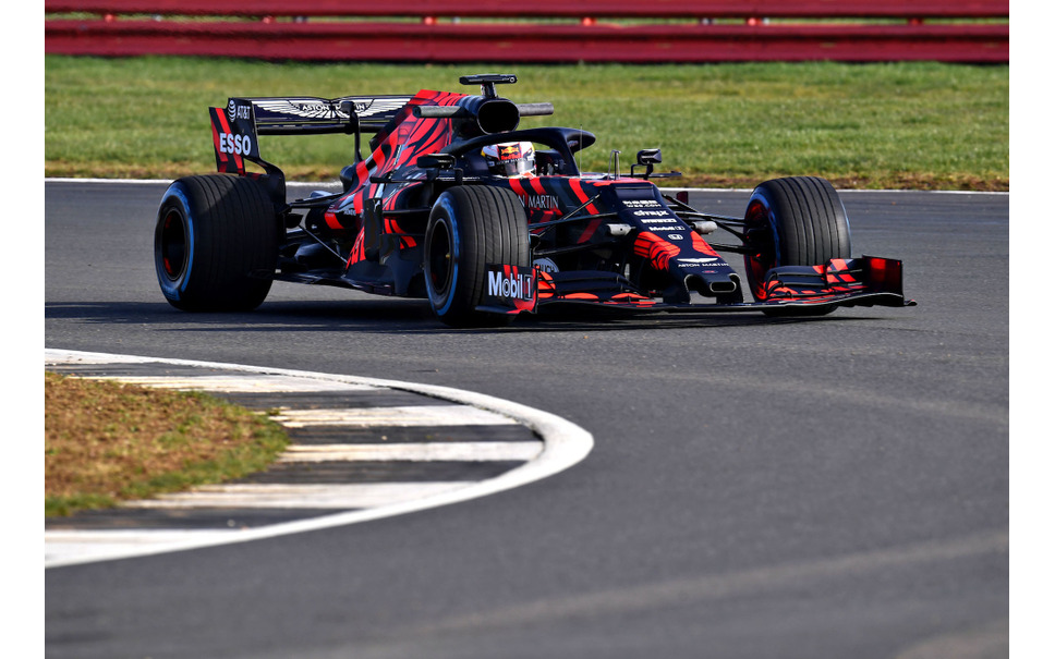 F1 レッドブル ホンダの 初号機 19年型 Rb15 が走行 カラーリングはワンオフの特別仕様 3枚目の写真 画像 レスポンス Response Jp