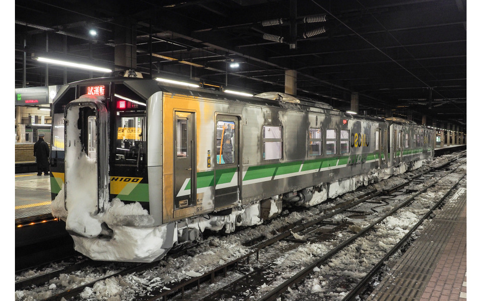 いよいよ量産車の投入が始まるJR北海道のH100形気動車。2020年春には「山線」と呼ばれる函館本線小樽~長万部間に最初に投入され、キハ40形やキハ150形を置き換える。写真は試験中の量産先行車。