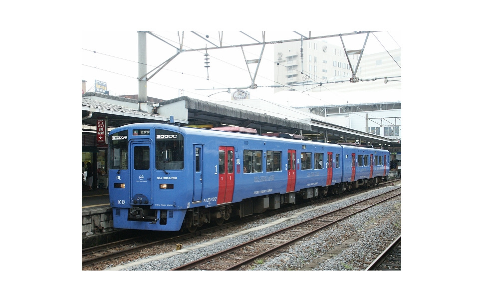 早岐駅と諫早駅を結ぶ大村線では、早岐駅からひと駅先のハウステンボス駅まで運行される特急『ハウステンボス』を除いて、早岐~竹松間での運行を見合わせている。写真は佐世保駅まで直通している大村線の普通列車。