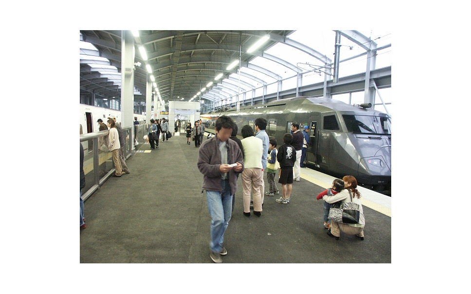 九州新幹線鹿児島ルートが部分開業(2004年3月)した頃の新八代駅ホーム。同駅では鹿児島ルートが全線開業するまで、博多~新八代間の在来線特急『リレーつばめ』(右)と新八代~鹿児島中央間の新幹線『つばめ』(左)が同じホームで乗り換えできるようになっていたが、この対面乗換えを武雄温泉駅で行なう「リレー方式」に佐賀県は同意している。