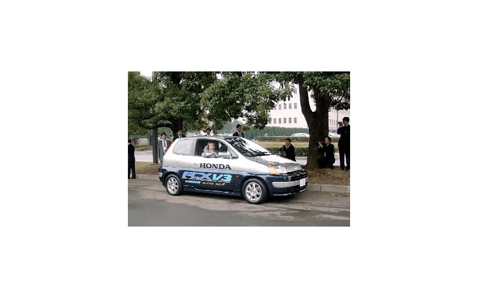 新聞ウォッチ 感動した 小泉首相 燃料電池車は 究極のクルマ だ 2枚目の写真 画像 レスポンス Response Jp