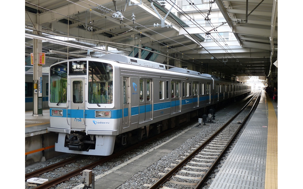 新百合ヶ丘駅に停車する多摩線の列車。同線では新宿発の下り急行が平日深夜に各駅停車となる。また新百合ヶ丘駅では平日の18時台から実施している小田原線列車の多摩線ホーム発着(いわゆる3線運用)を現在より30分繰り上げて開始する。