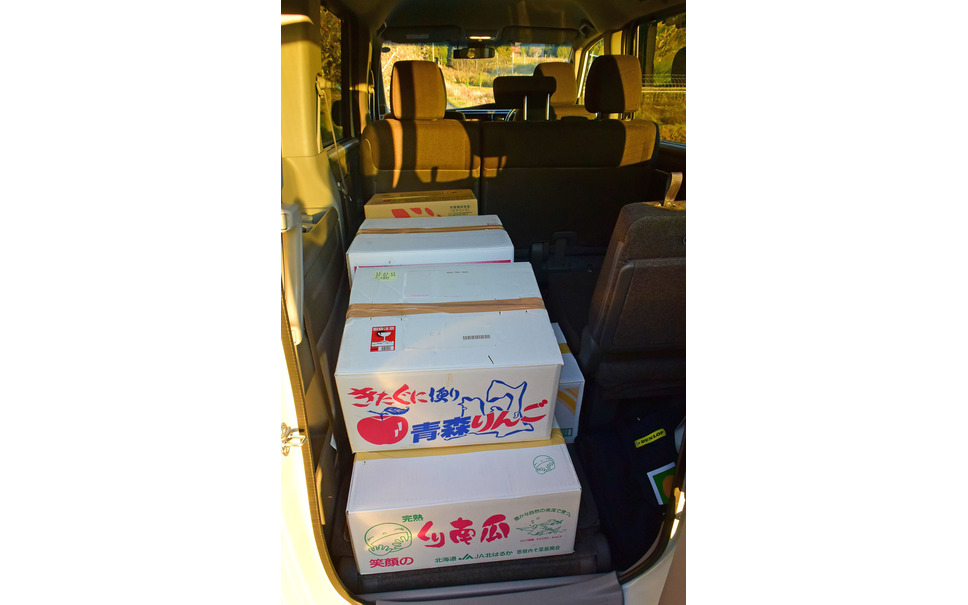りんごを積み込み。現地発送が多く、積み込み量が当初予定より少なくなったため超余裕。折り畳みシートの室内への張り出しがないことから、荷崩れ対策をしっかりすればこの倍量も行けそうだった。