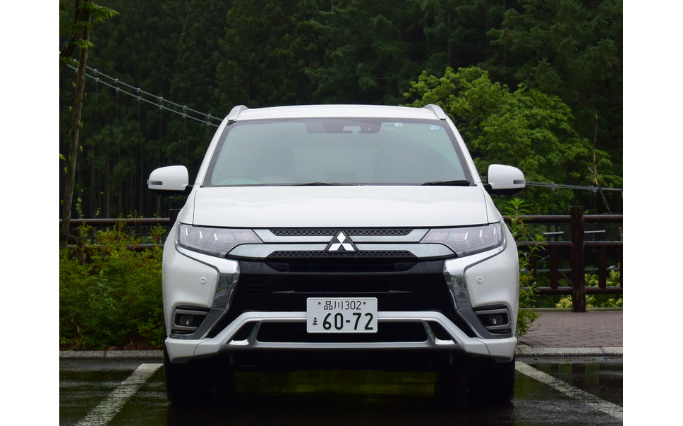 アウトランダーPHEVのフロントマスク。「ダイナミックシールド」と名づけられた三菱車のアイデンティティマスクを持つが、格好の良いデザインを模索している途中段階の作品で、後の『RVR』などに比べるとちょっと弱い。