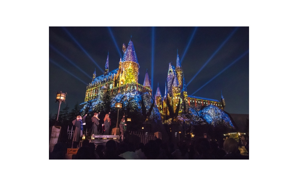 日本国内では大阪のユニバーサル・スタジオ・ジャパンがハリー・ポッターのテーマパークを運営している。 HARRY POTTER characters, names and related indicia are (C) & Warner Bros. Entertainment Inc. J.K. ROWLING`S WIZARDING WORLD J.K. Rowling and Warner Bros. Entertainment Inc. Publishing Rights (c) JKR. (s18)