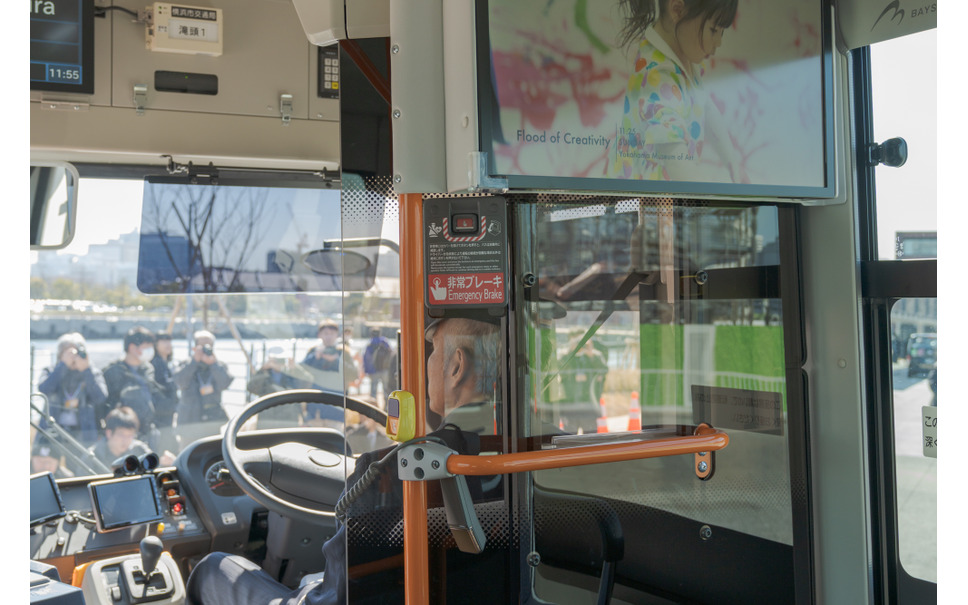 国産初のハイブリッド連節バス Bayside Blue が横浜でデビュー 動画 11枚目の写真 画像 レスポンス Response Jp 国産初のハイブリッド連節バス Bayside Blue が横浜でデビュー 動画 11枚目の写真 画像 レスポンス Response Jp