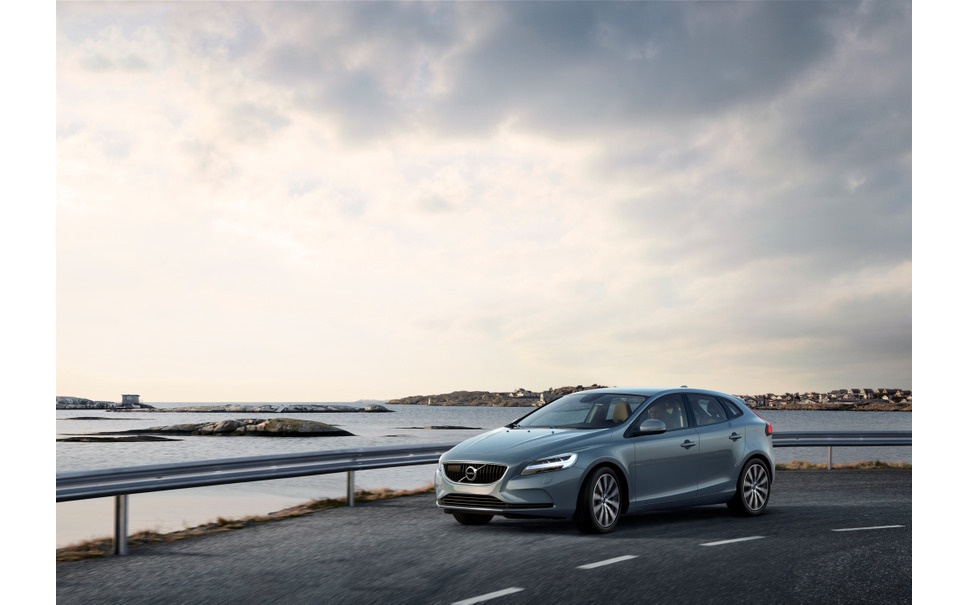 ボルボ V40 改良新型まとめ フルモデルチェンジ並の大幅改良 価格やセグメント比較 試乗記 3枚目の写真 画像 レスポンス Response Jp ボルボ V40 改良新型まとめ フルモデルチェンジ並の大幅改良 価格やセグメント比較 試乗記 3枚目の写真 画像 レスポンス Response Jp