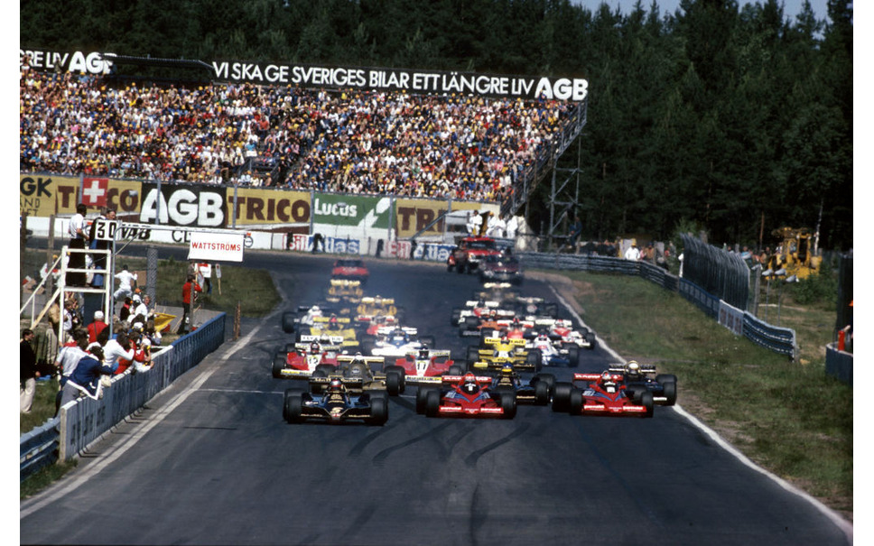 1978年F1スウェーデンGP決勝スタート(6月17日)。マリオ・アンドレッティ(ロータス79)、ニキ・ラウダ(ブラバムBT46B)、ジョン・ワトソン(ブラバムBT46B)、ロニー・ピーターソン(ロータス79)、リカルド・パトレーゼ(アローズFA1)、ジョディ・シェクター(ウルフWR5)、カルロス・ロイテマン(フェラーリ312T3)、ジル・ヴィルヌーヴ(フェラーリ312T3)ら。