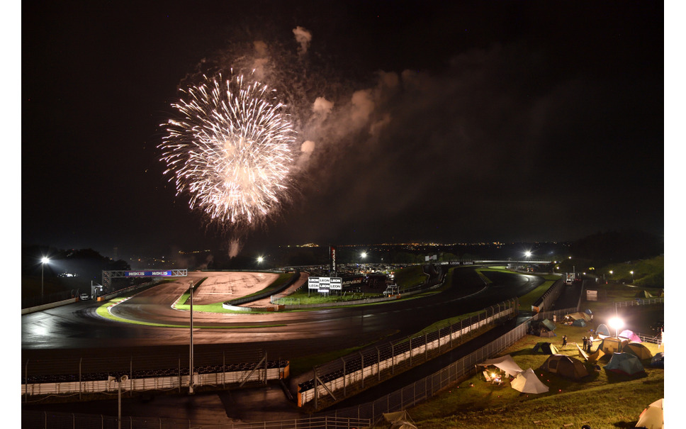 夜のお楽しみのご飯と花火 スーパー耐久24時間レース 12枚目の写真 画像 レスポンス Response Jp 夜のお楽しみのご飯と花火 スーパー耐久24時間レース 12枚目の写真 画像 レスポンス Response Jp