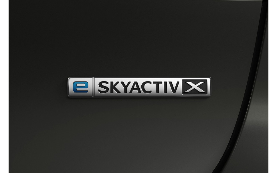 e-SKYACTIV X リアバッチ