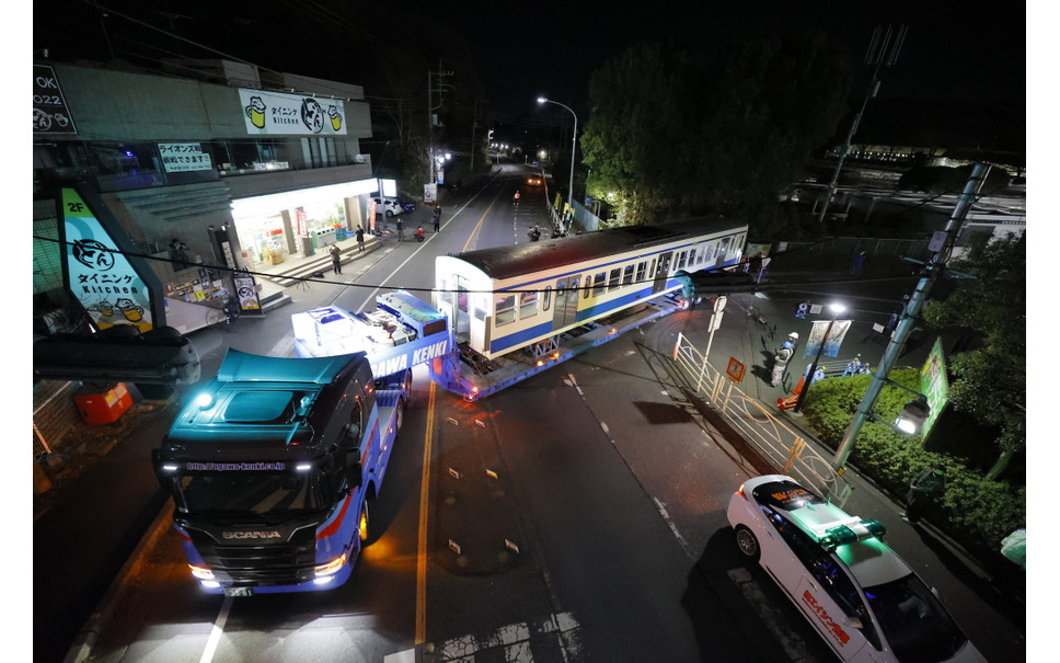 電車をトレーラーで深夜陸送100km 西武ドームに設置 フォトレポート 14枚目の写真 画像 レスポンス Response Jp