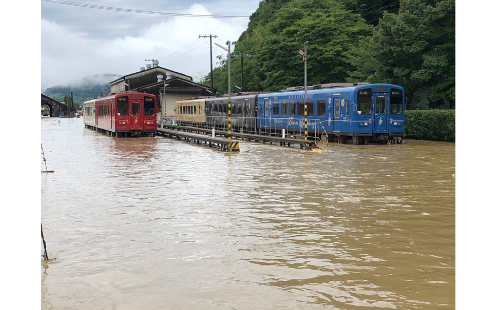 5両すべてが浸水した、令和2年7月豪雨直後のくま川鉄道。