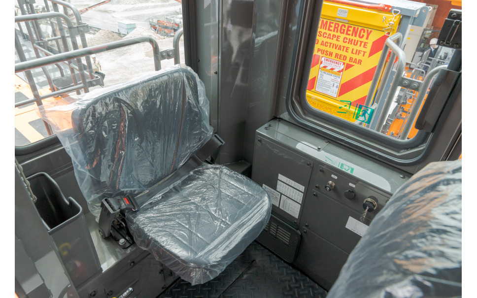 迫力 日立建機の超大型油圧ショベル トラック納車式 常識が通用しない 動画 23枚目の写真 画像 レスポンス Response Jp