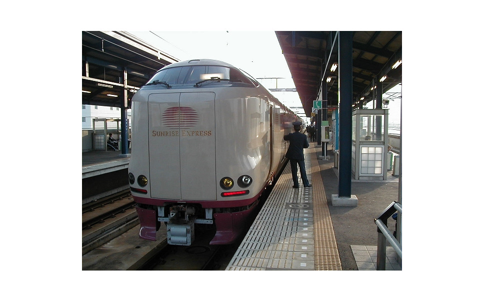 寝台特急 サンライズ が乗務員扉を開いたまま走行 原因は車掌の施錠ミス 1枚目の写真 画像 レスポンス Response Jp 寝台特急 サンライズ が乗務員扉を開いたまま走行 原因は車掌の施錠ミス 1枚目の写真 画像 レスポンス Response Jp