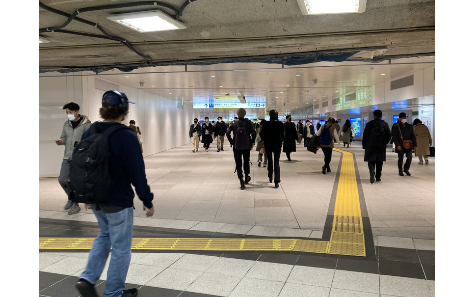 人流解析の実証実験が行なわれる新宿駅の東西自由通路。