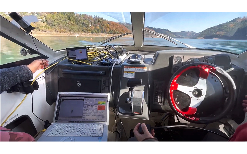 埼玉工業大学の自動運転AIシステムを搭載した小型ボートの自動操船実験（経路追従）